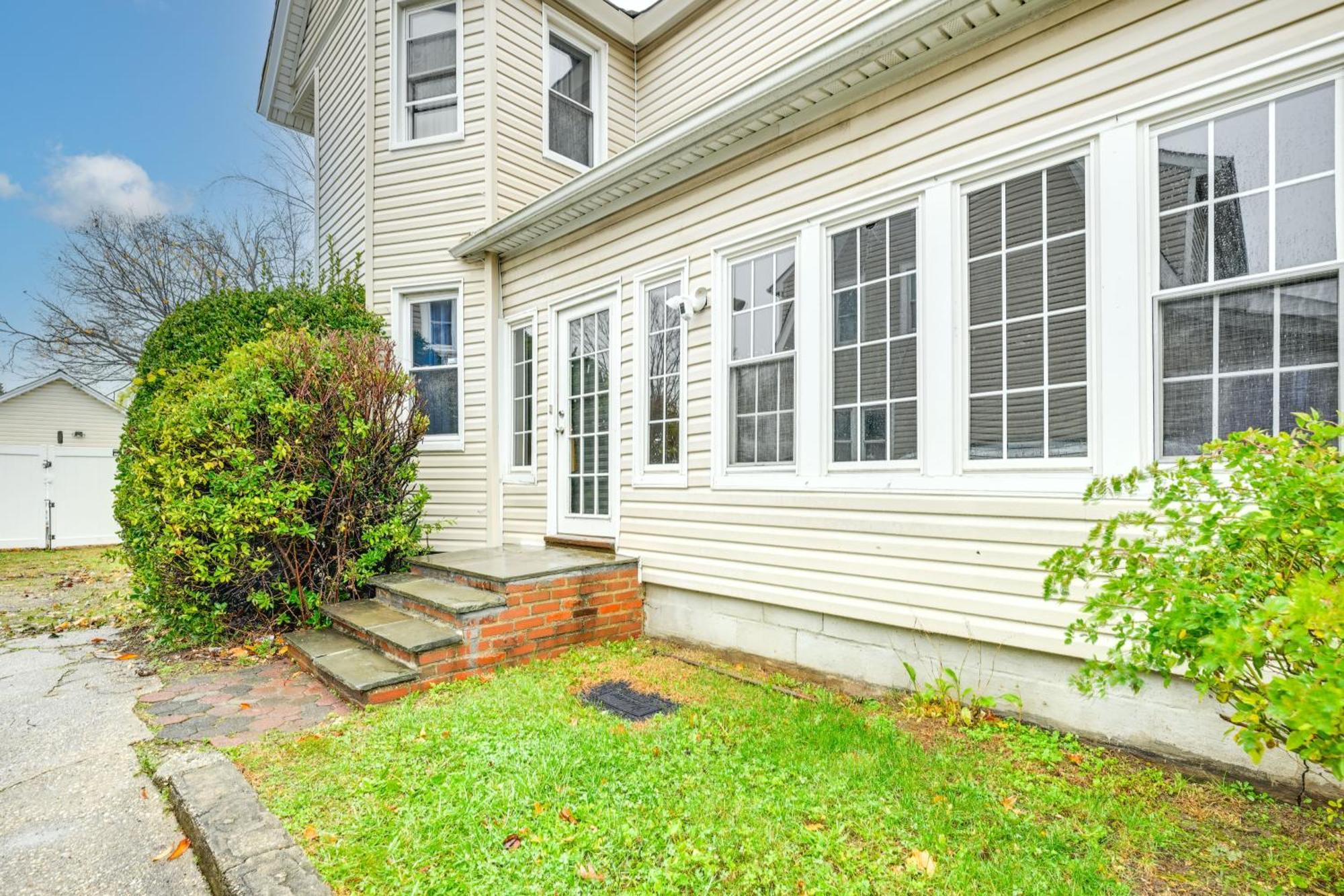 Charming Long Island Home With Fenced Yard! Фрийпорт Екстериор снимка