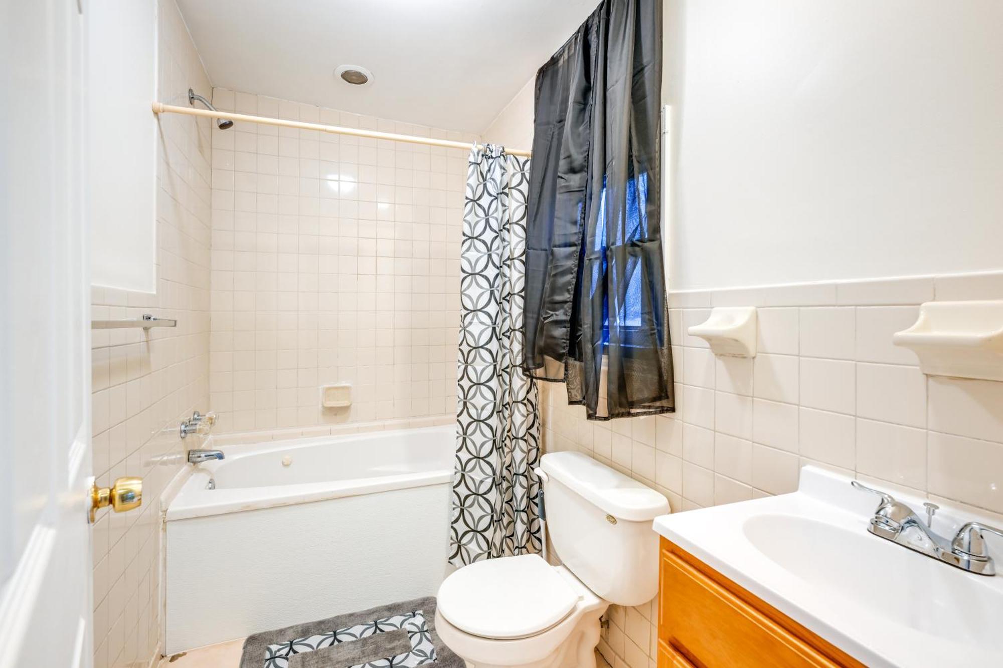Charming Long Island Home With Fenced Yard! Фрийпорт Екстериор снимка