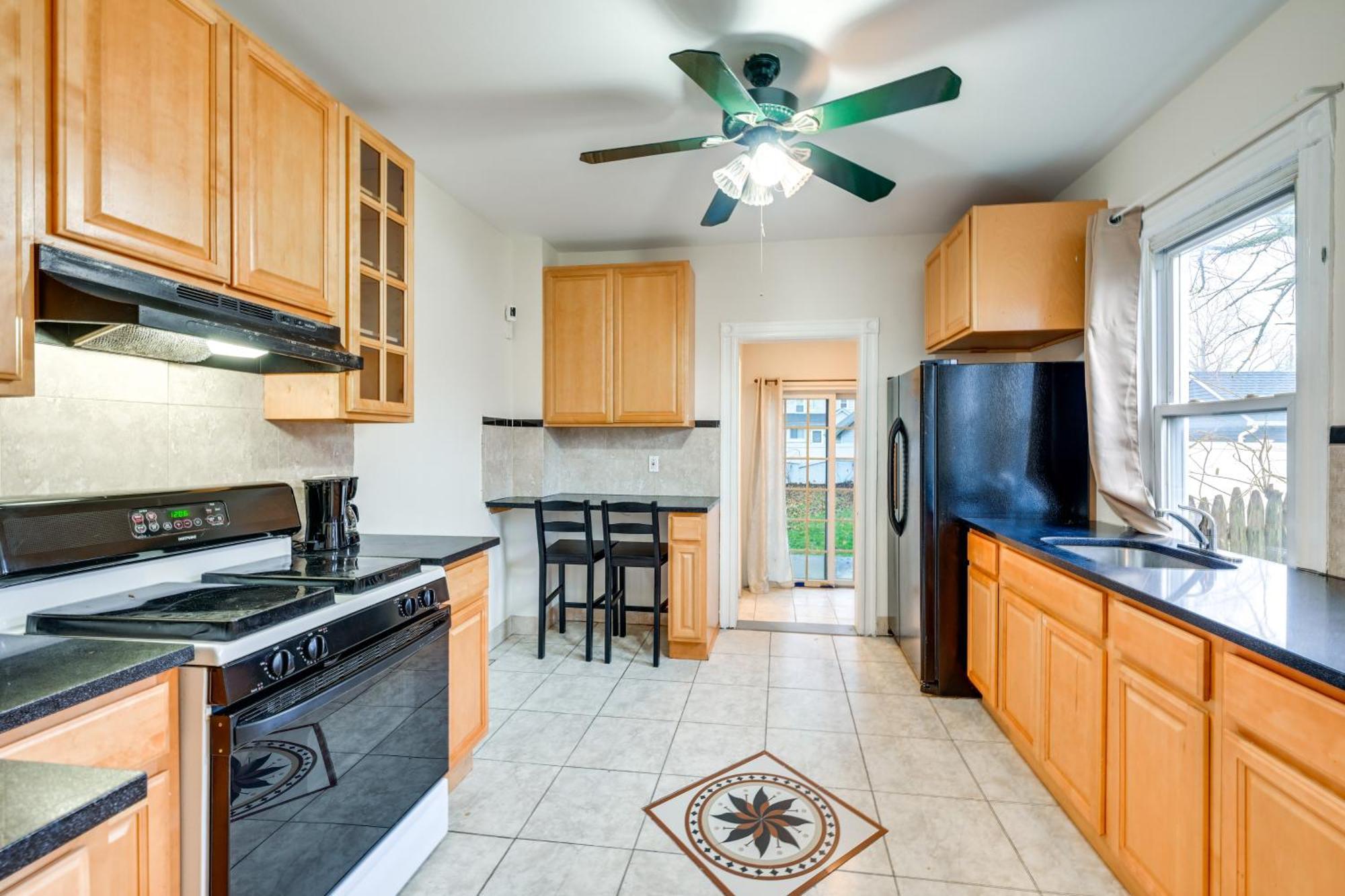 Charming Long Island Home With Fenced Yard! Фрийпорт Екстериор снимка